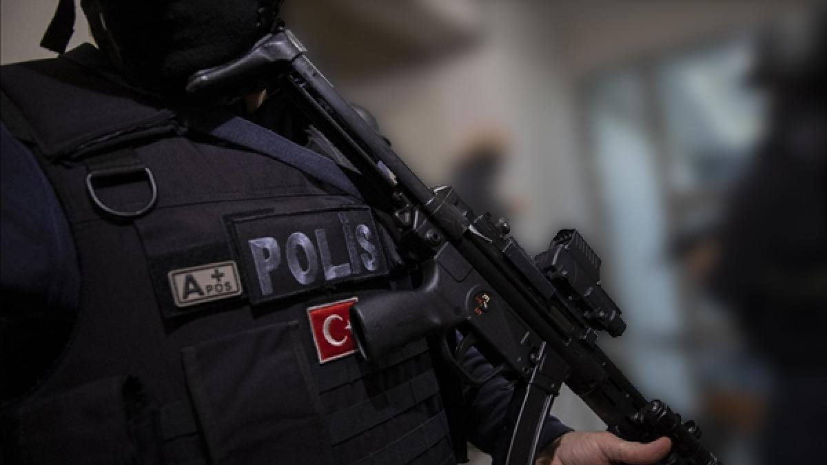 İzmir'de gece yarısı baskını: O evden çıkanlar polisi bile şaşırttı
