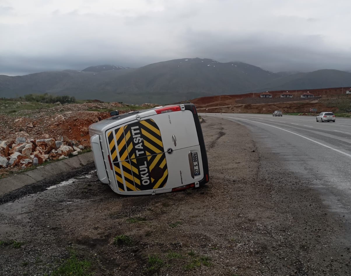 Taziyeye gidenleri taşıyan minibüs devrildi: 11 yaralı