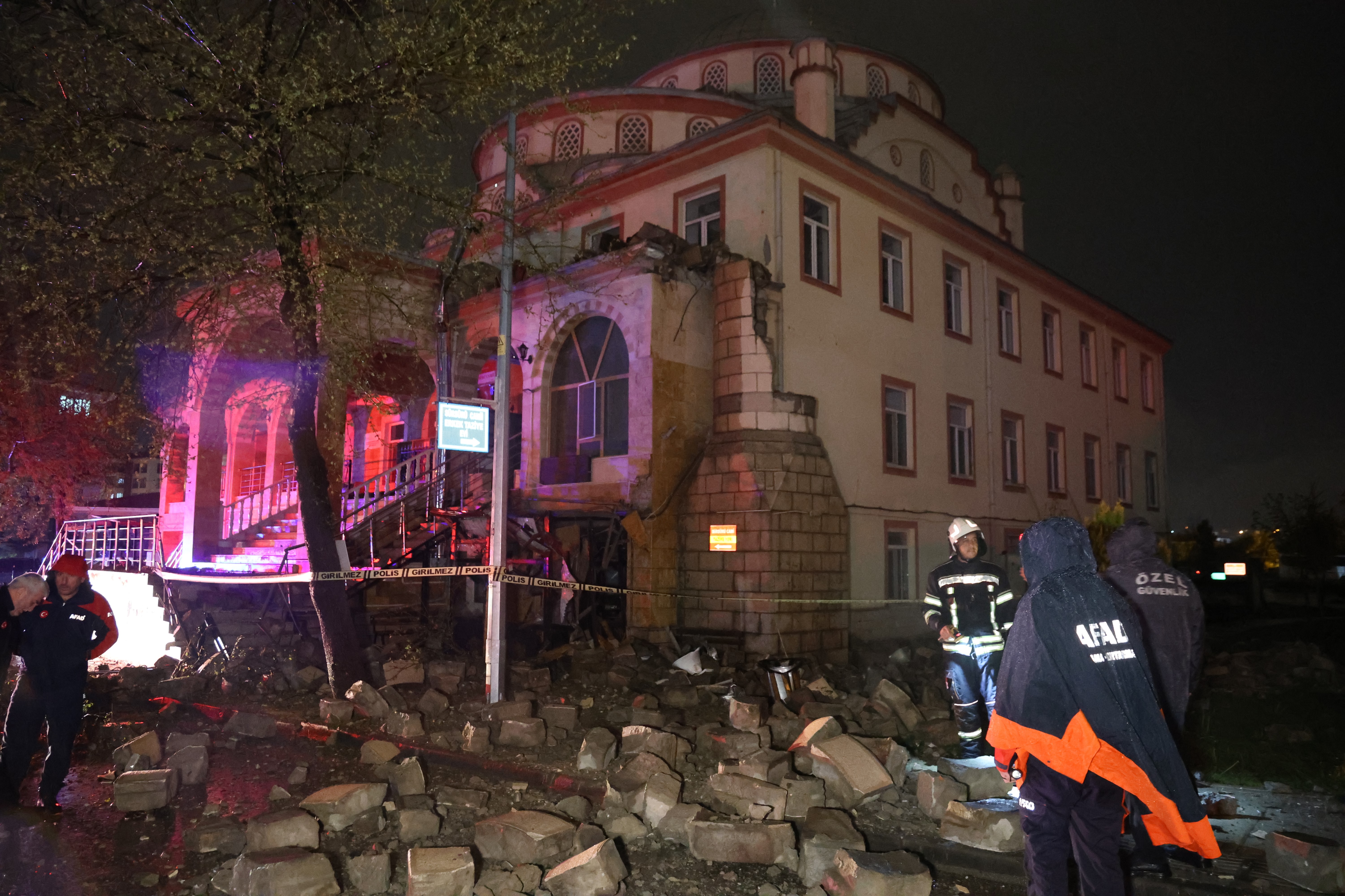 Elazığ'da yıldırım caminin minaresini yıktı