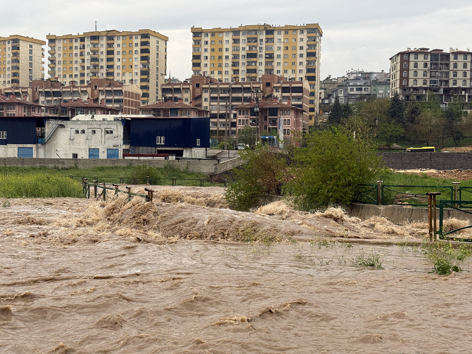 Gaziantep'te "süper hücre" fırtınası... Onlarca okulda eğitime ara verildi