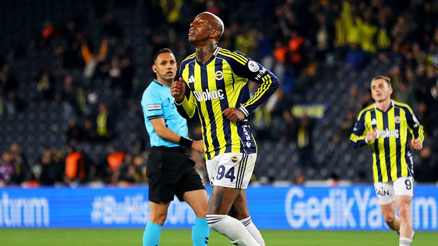 Kadıköy'de 3 gollü zafer! Fenerbahçe, Başakşehir'i devirdi