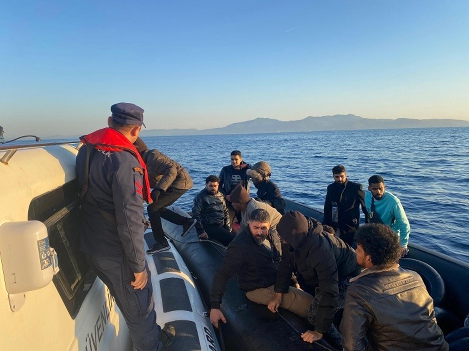 Kuşadası açıklarında 18 düzensiz göçmen kurtarıldı