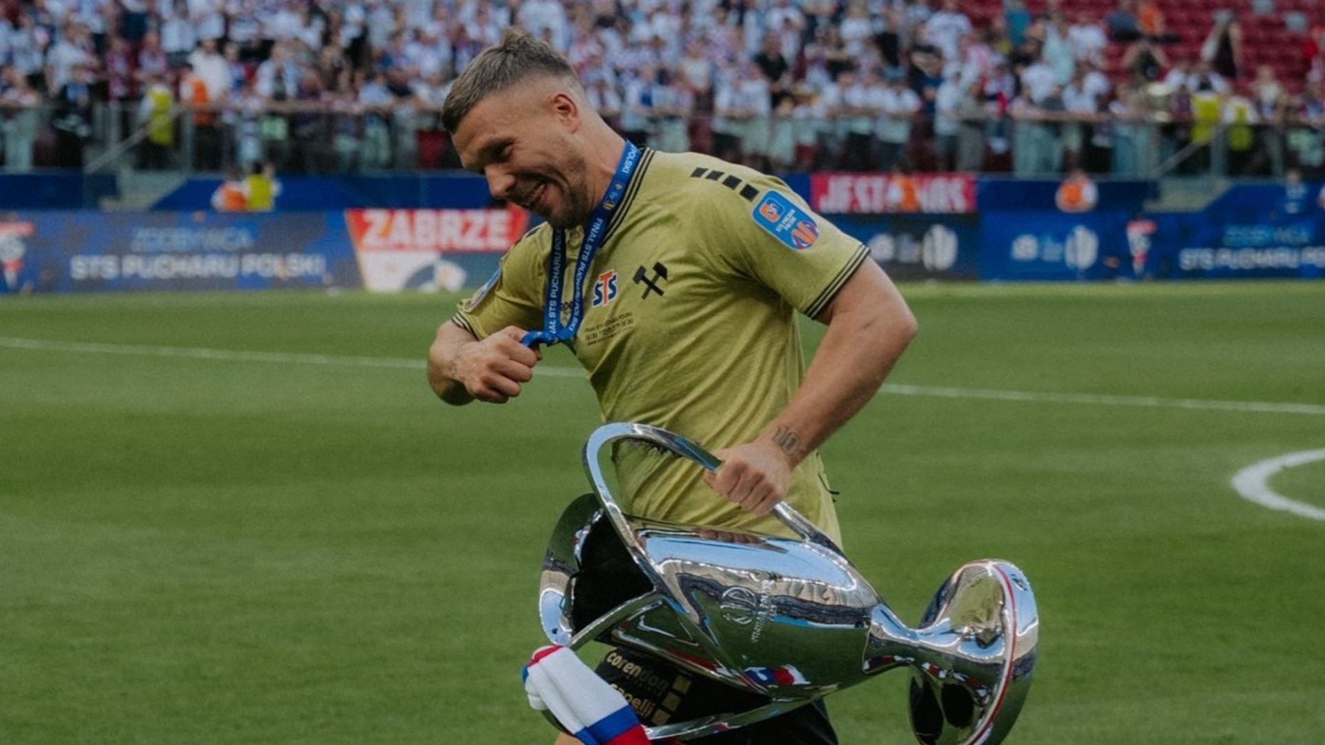 Lukas Podolski'den 54 yıllık kupa hasretine son veren zafer!