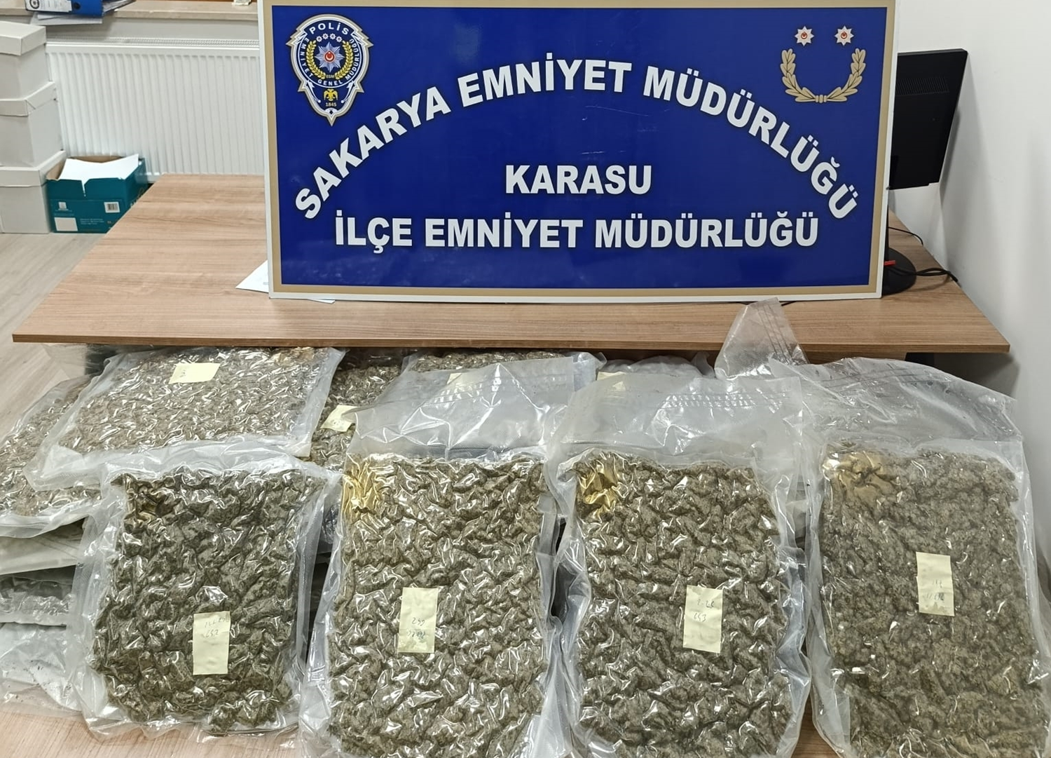 Sakarya'da sahile vuran çantadan uyuşturucu çıktı