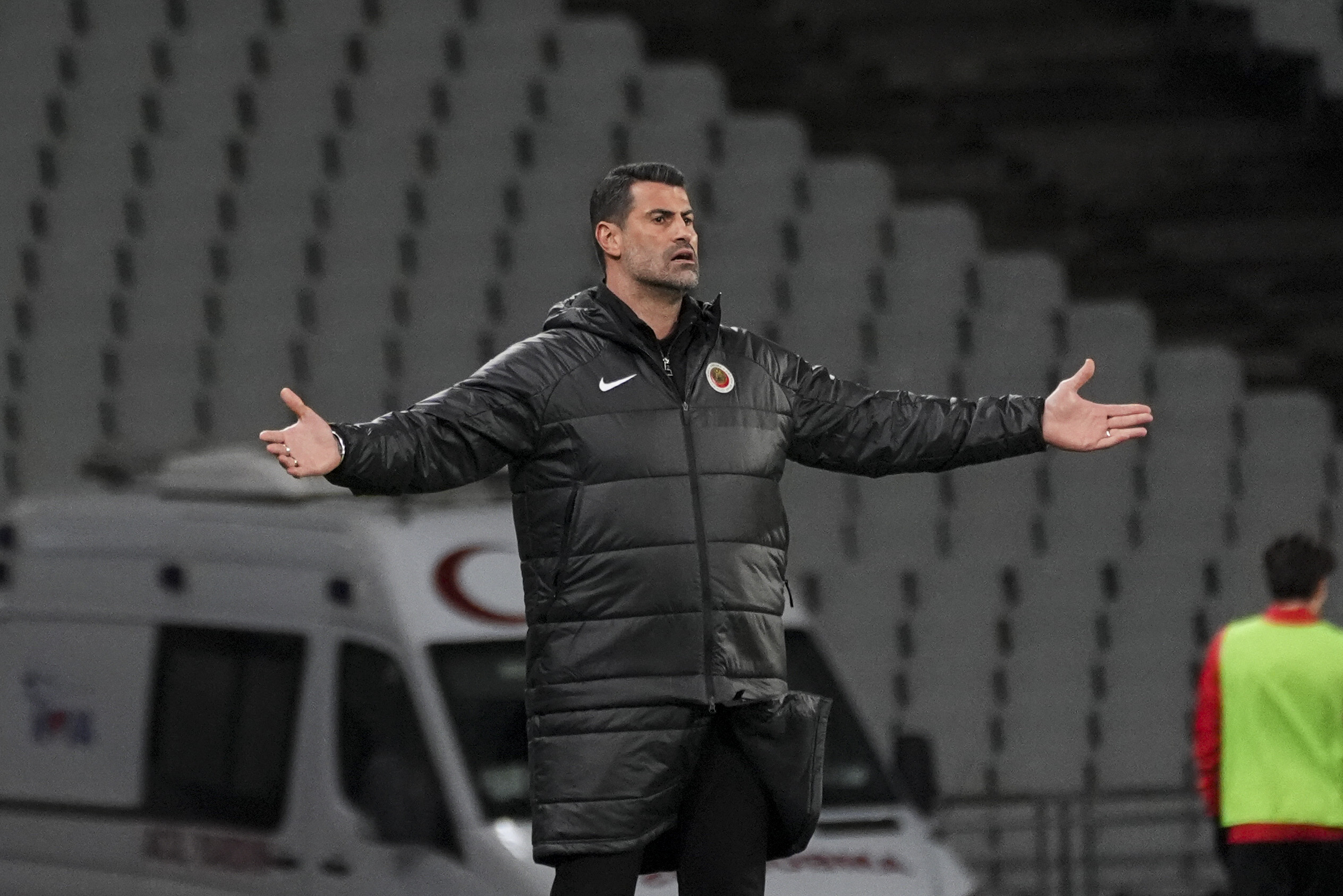 Volkan Demirel'den hakeme sert tepki! Kırmızı kart gördü