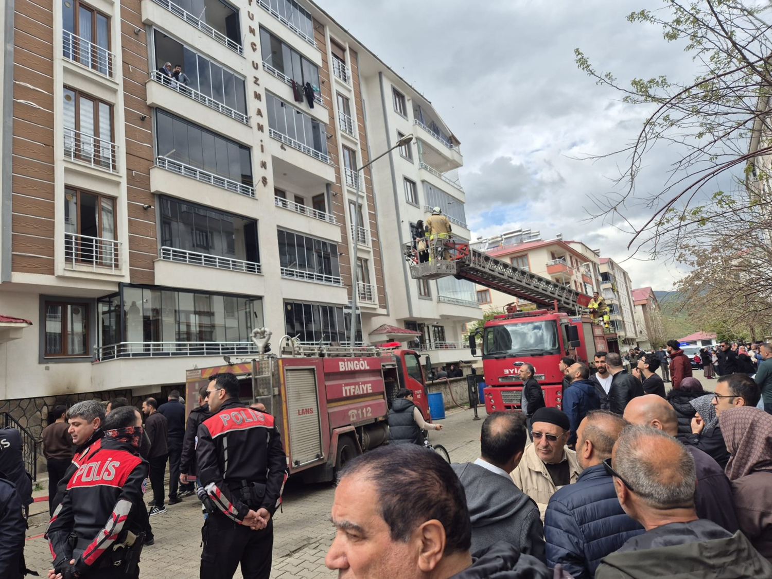 Bingöl'de bir evde yangın çıktı: 13 dumandan etkilendi