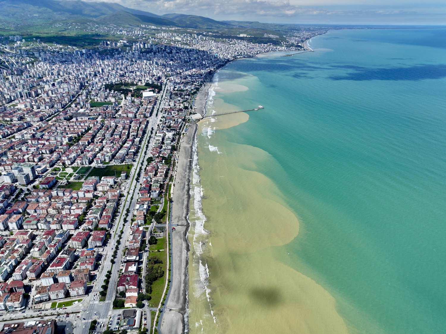 Samsun'da sağanak alarmı: Denizin rengi kahverengiye döndü