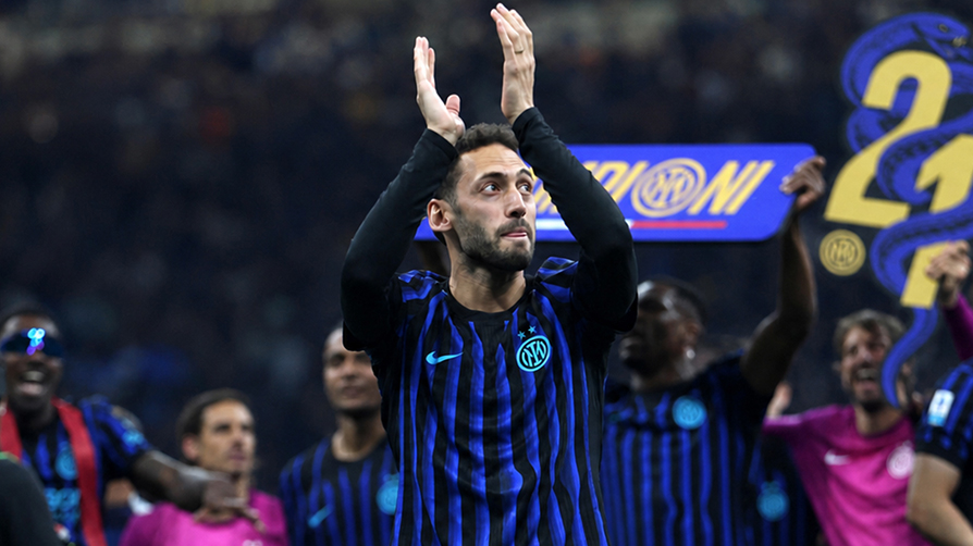 Serie A'da şampiyon Inter! Hakan Çalhanoğlu kupaya uzandı