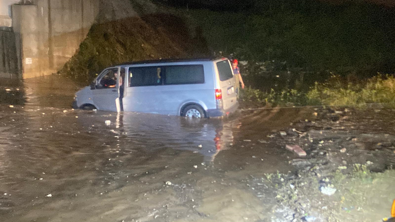 Araç içerisinde mahsur kalan anne-oğul kurtarıldı