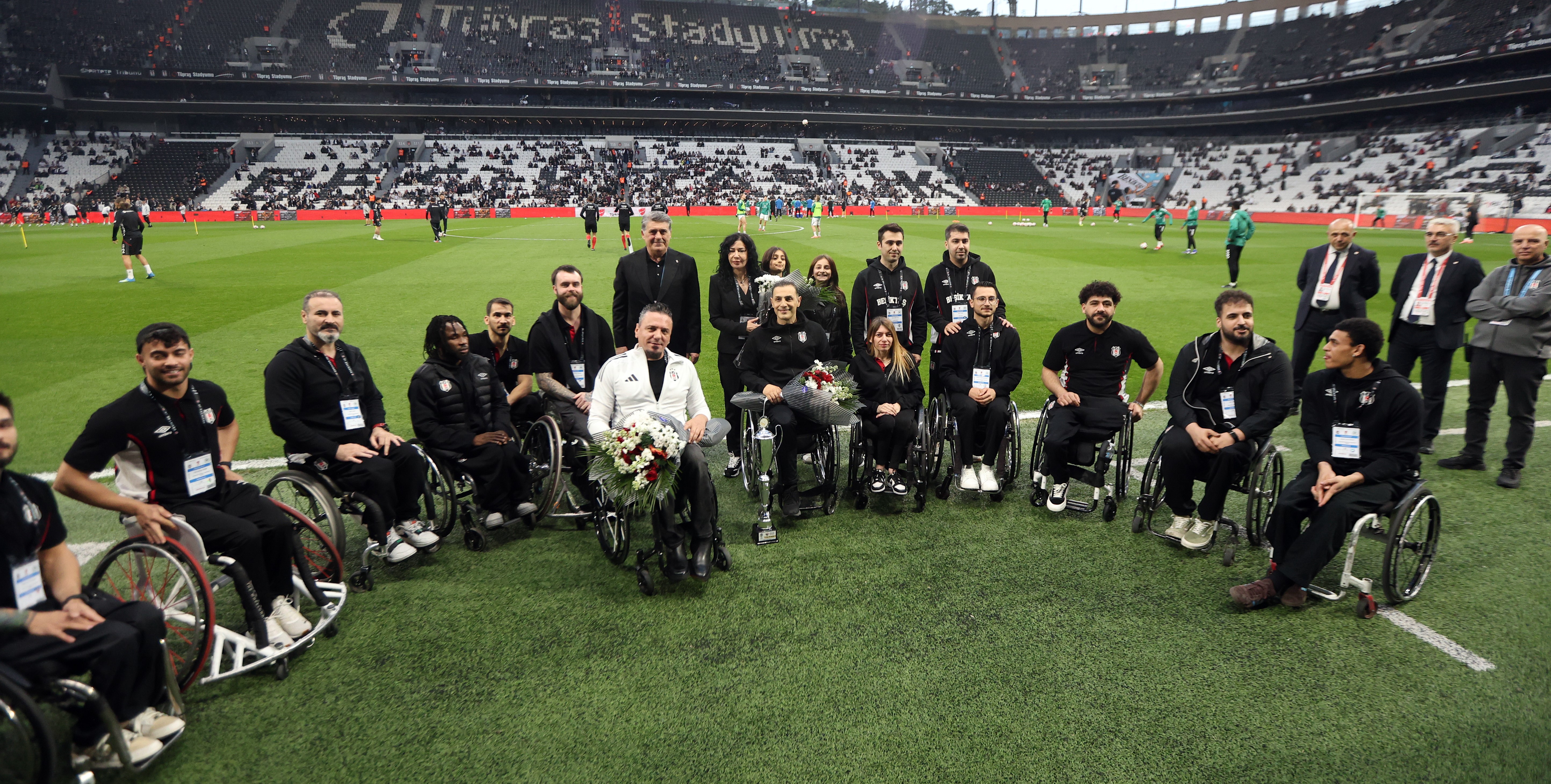 Avrupa şampiyonu Beşiktaş Tüpraş'a statta alkış ve çiçek