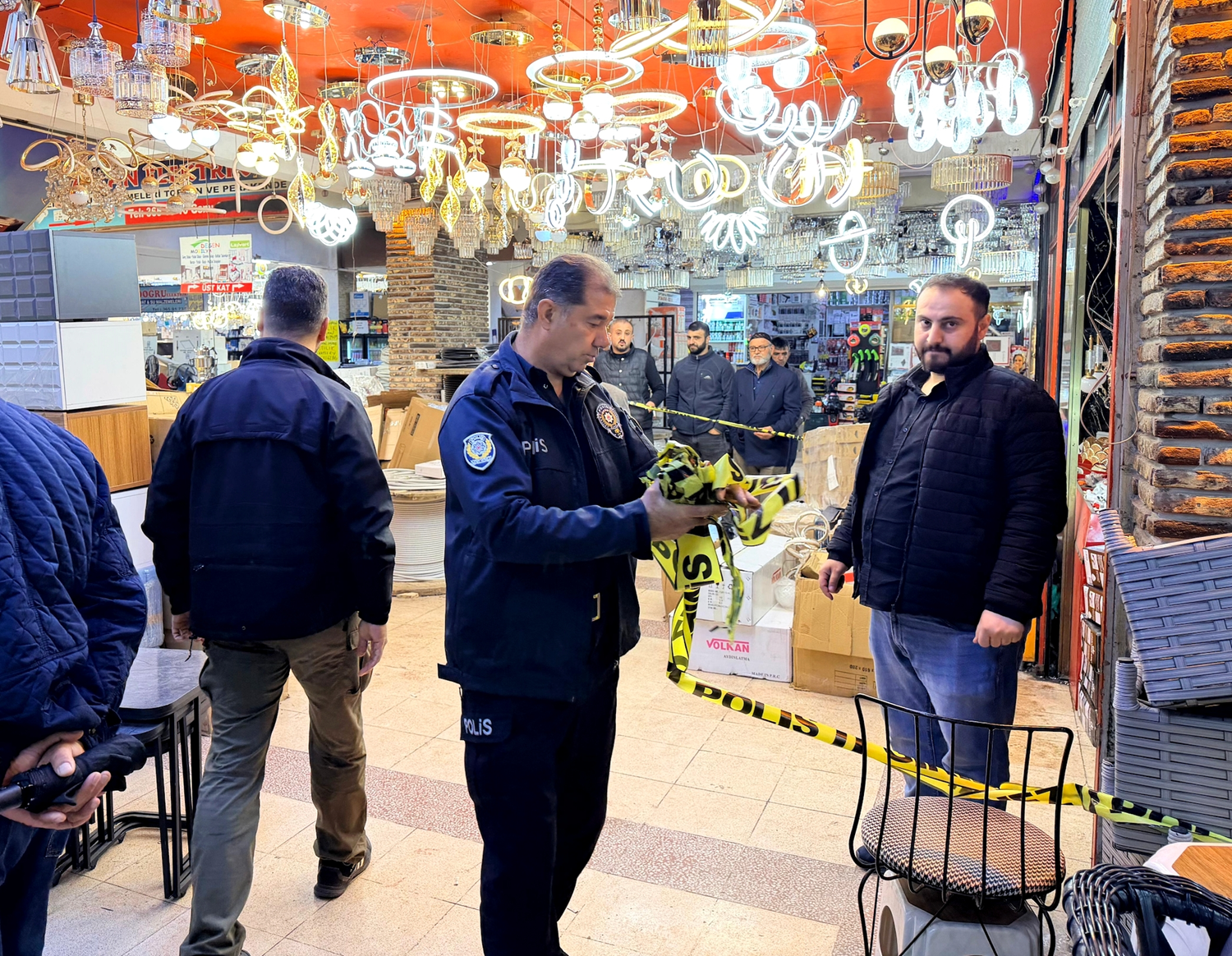 İş merkezine silahlı saldırı! Kurşun yağdırdıktan sonra aracıyla kaçtı