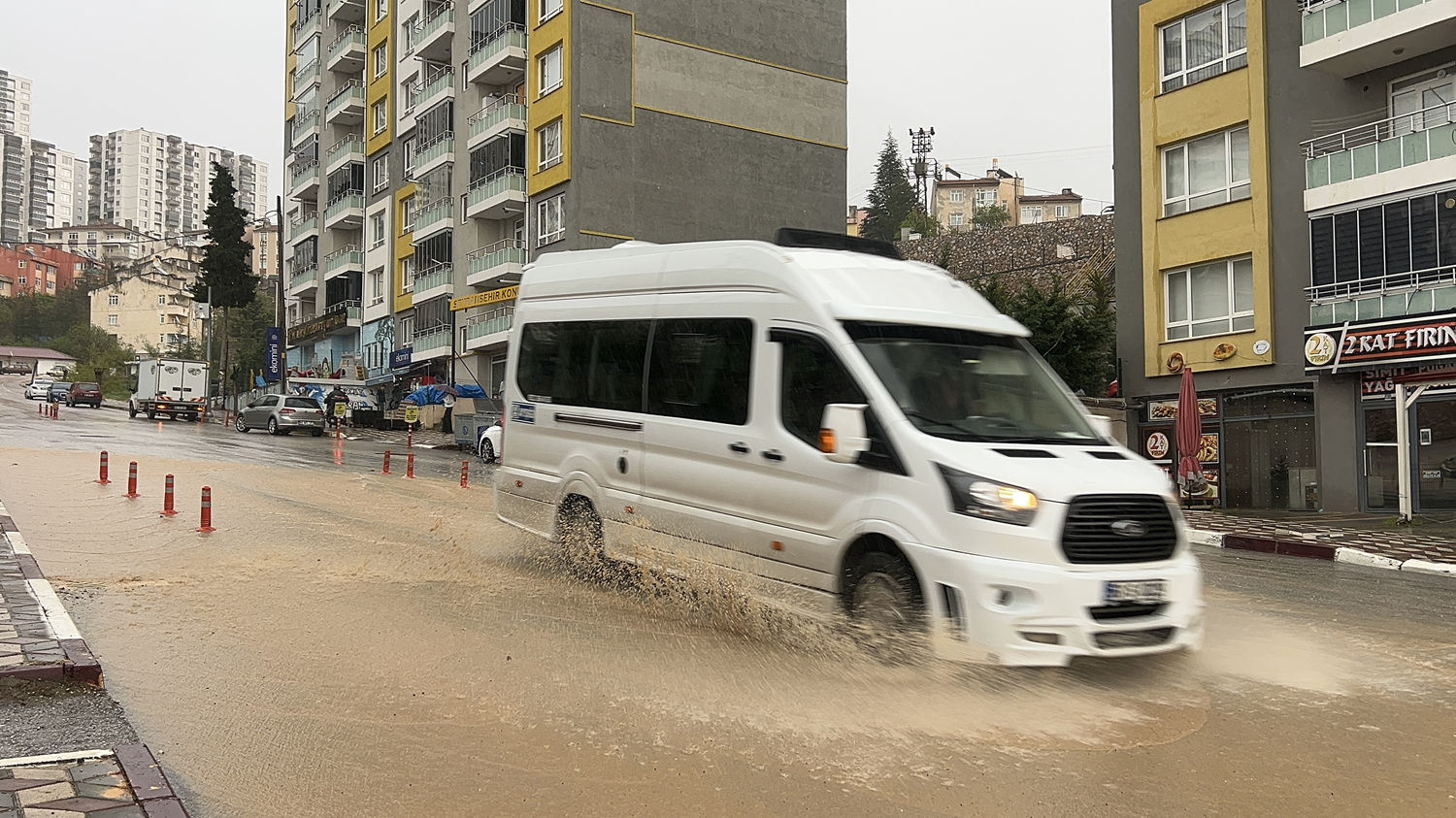 Kuvvetli yağış 3 gündür sürüyor! Yollar göle döndü