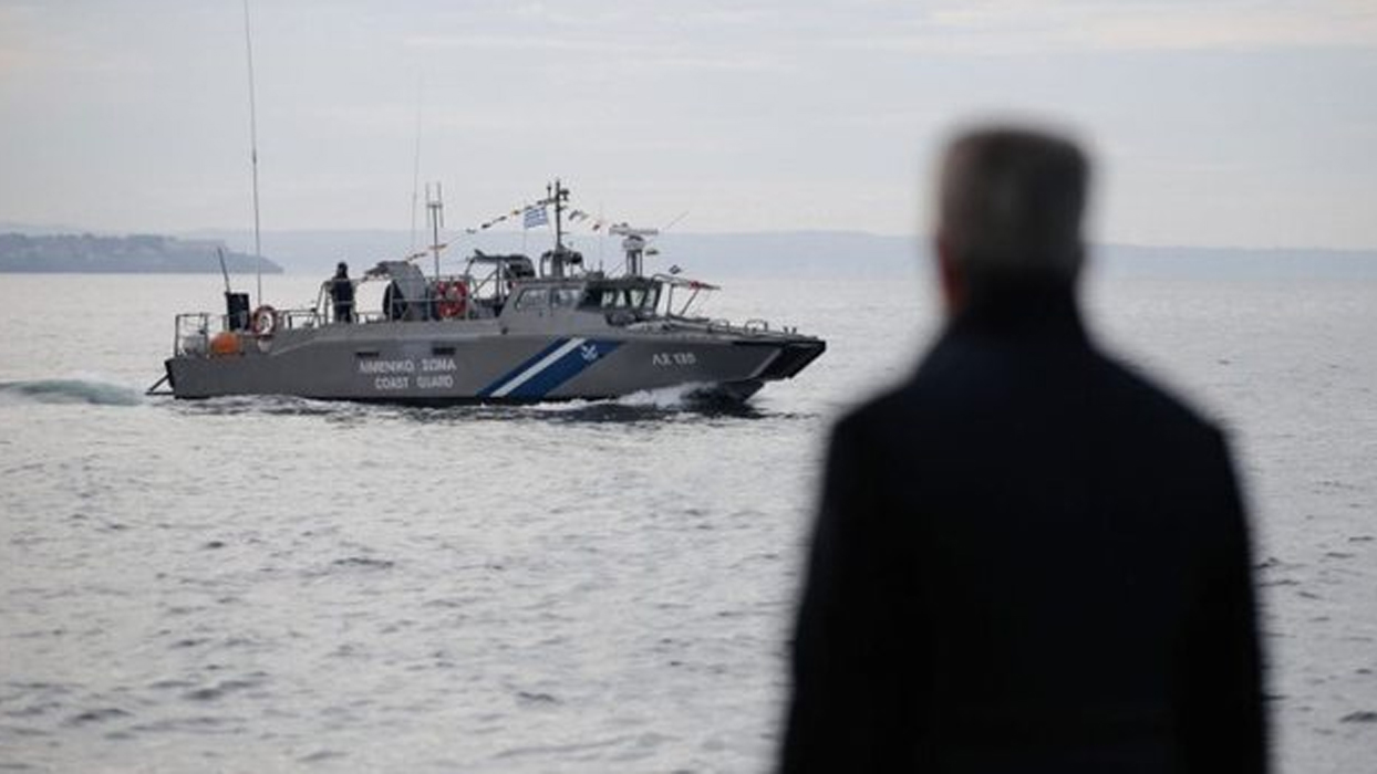Ege Denizi'nde kargo gemisi kayalıklara çarptı! Türk mürettebattan sevindiren haber