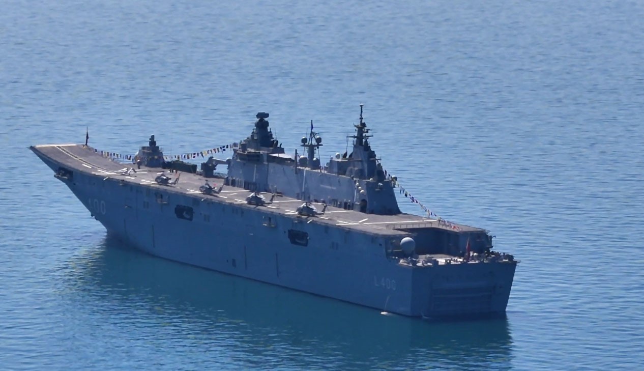 İstanbul'da gövde gösterisi: TCG Anadolu Bakırköy açıklarına demirledi
