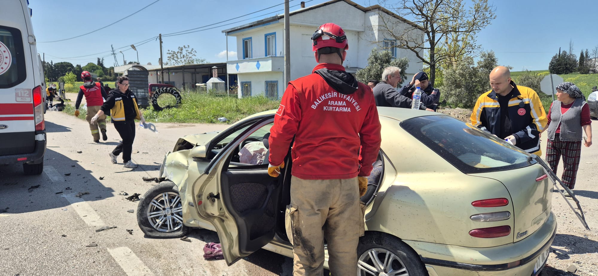 Otomobiller çarpışma şiddetiyle savruldu: Çok sayıda yaralı var
