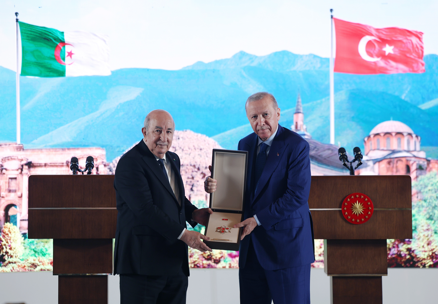 Cumhurbaşkanı Erdoğan'dan Cezayirli mevkidaşı Tebbun'a Devlet Nişanı