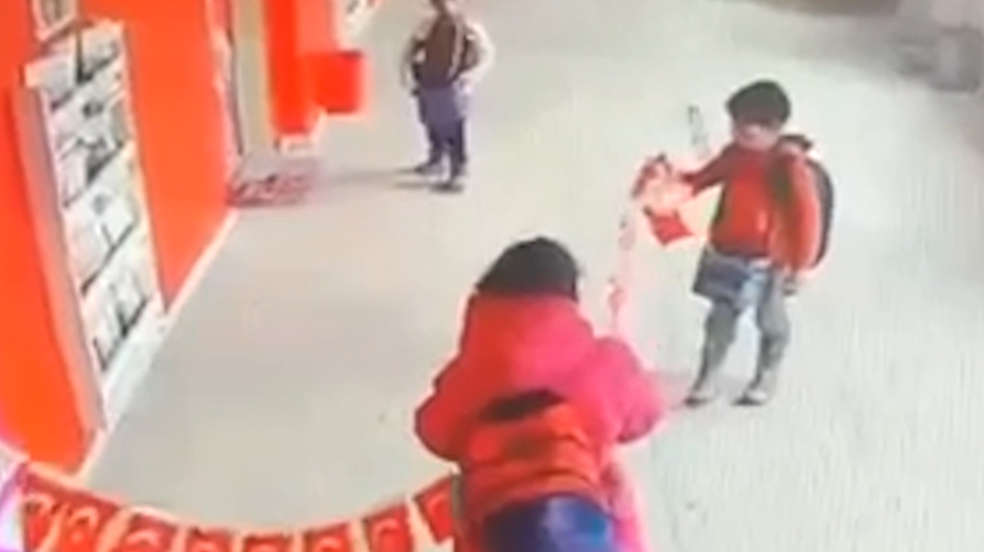 Miniklerin Türk bayrağı hassasiyeti! O anlar yürekleri ısıttı