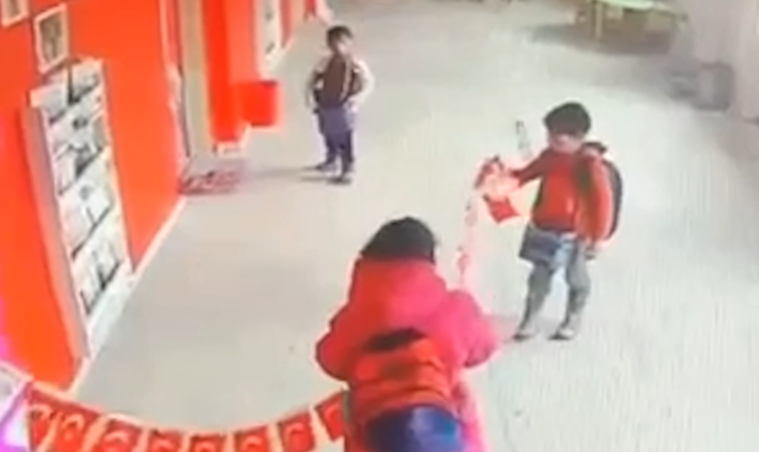 Miniklerin Türk bayrağı hassasiyeti! O anlar yürekleri ısıttı