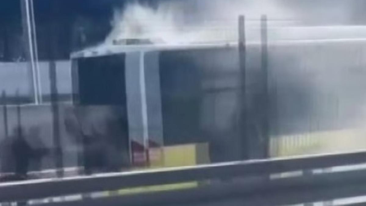 Yine metrobüs yine yangın! Yolcu alacağı sırada dumanlar yükseldi
