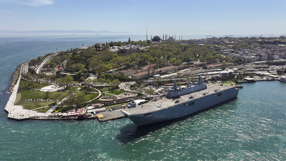 Tarihi Yarımada'yı bile unutturdu! Turistler TCG Anadolu'ya kilitlendi