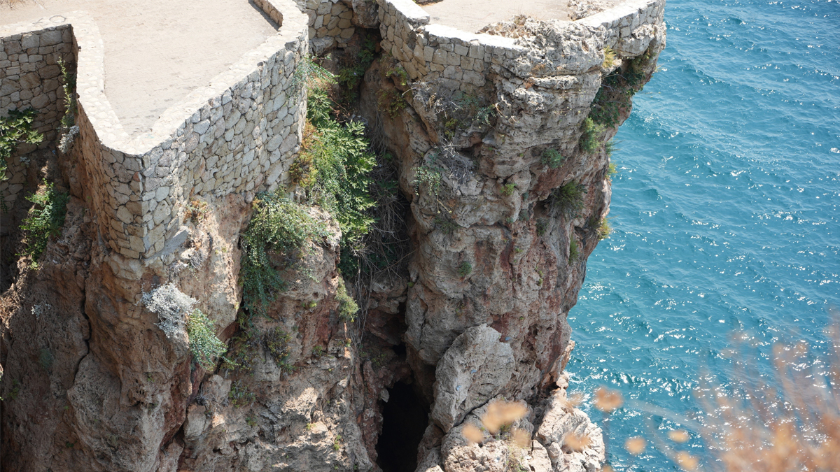 Antalya'da feci ölüm: Genç turist falezlerden düştü