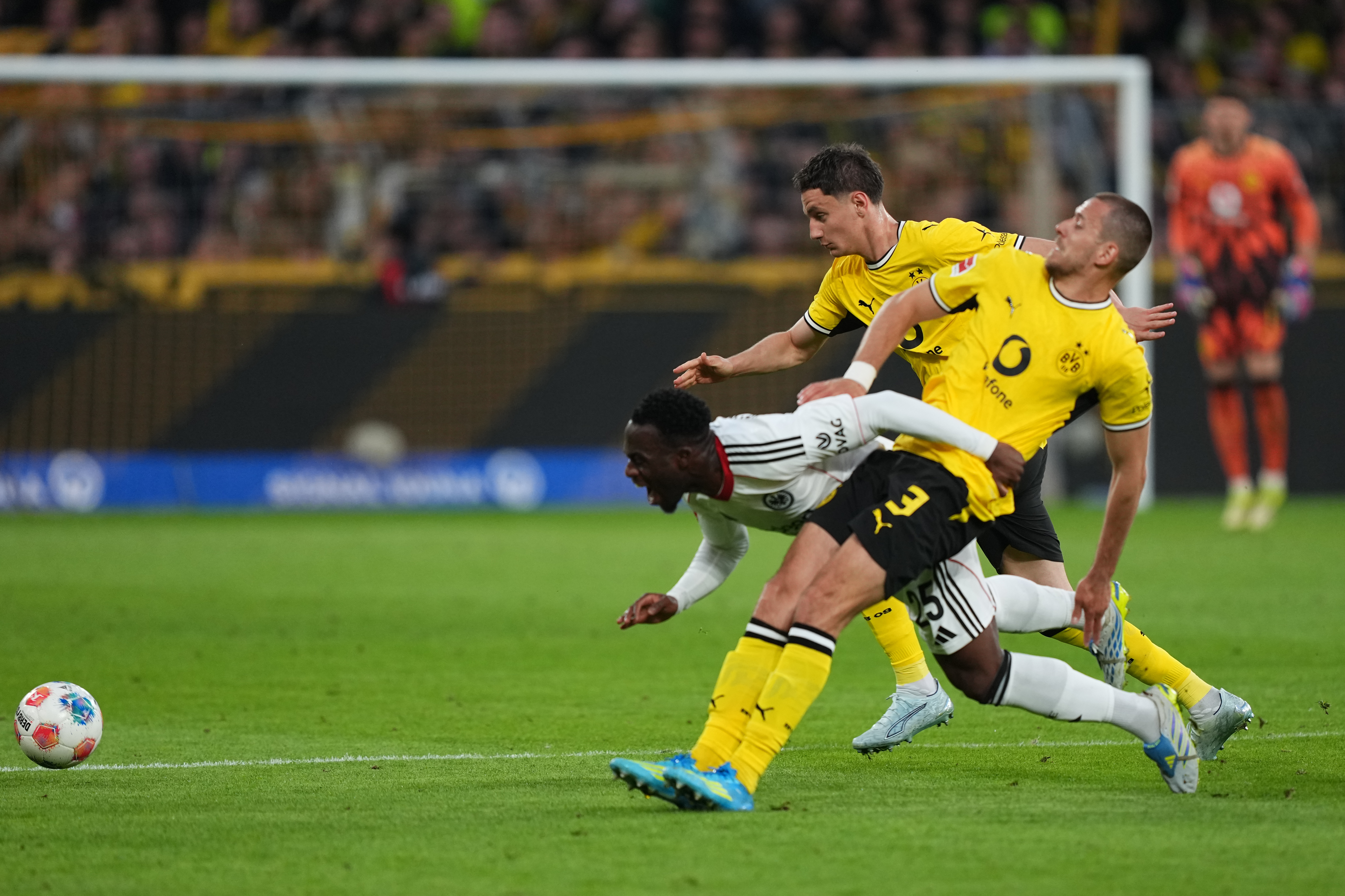 Can Uzun'un fileleri havalandırdığı maçta Frankfurt, Dortmund'a mağlup oldu