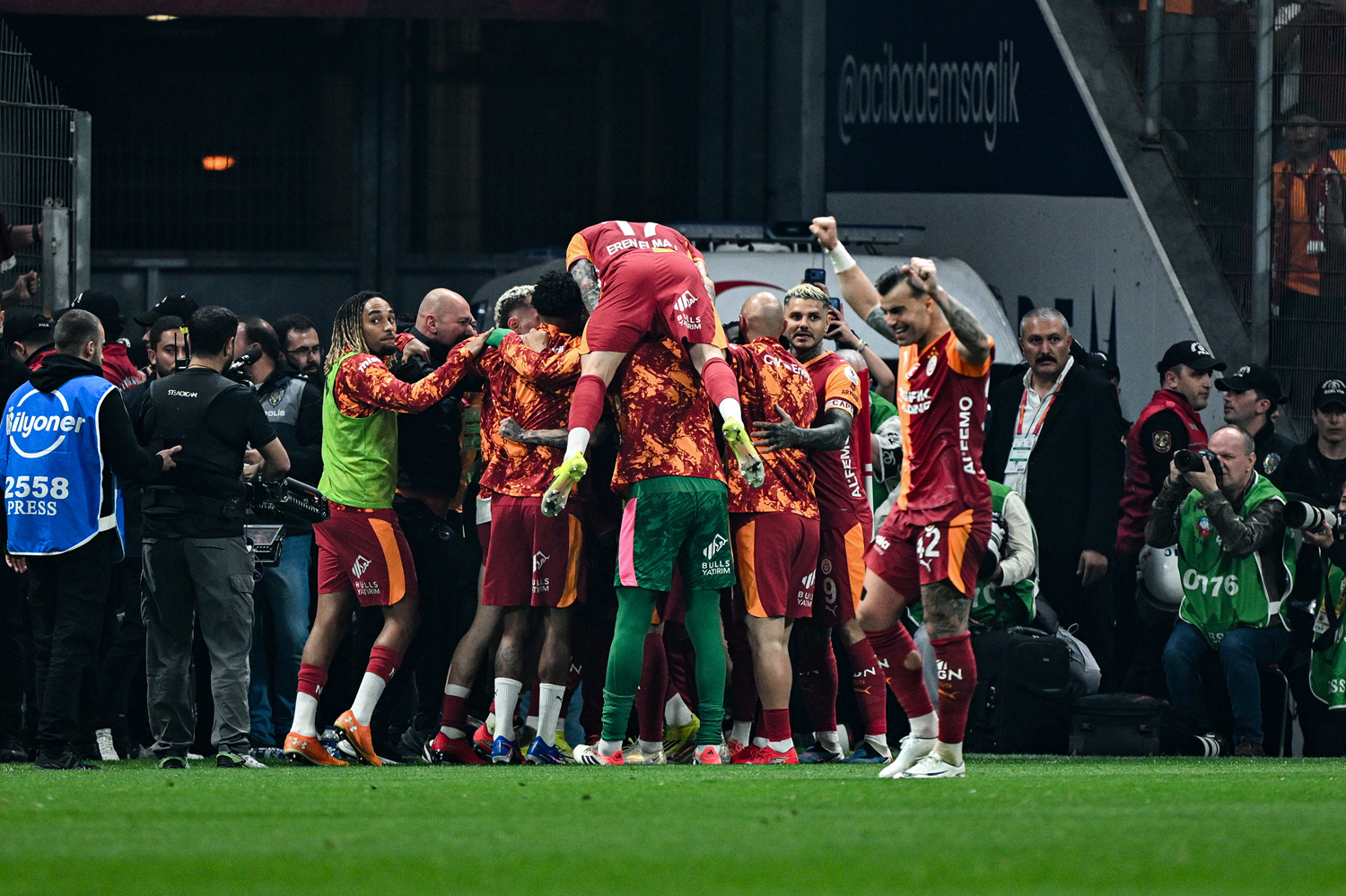 Galatasaray'da 4 futbolcu ilk kez şampiyonluk sevinci yaşadı