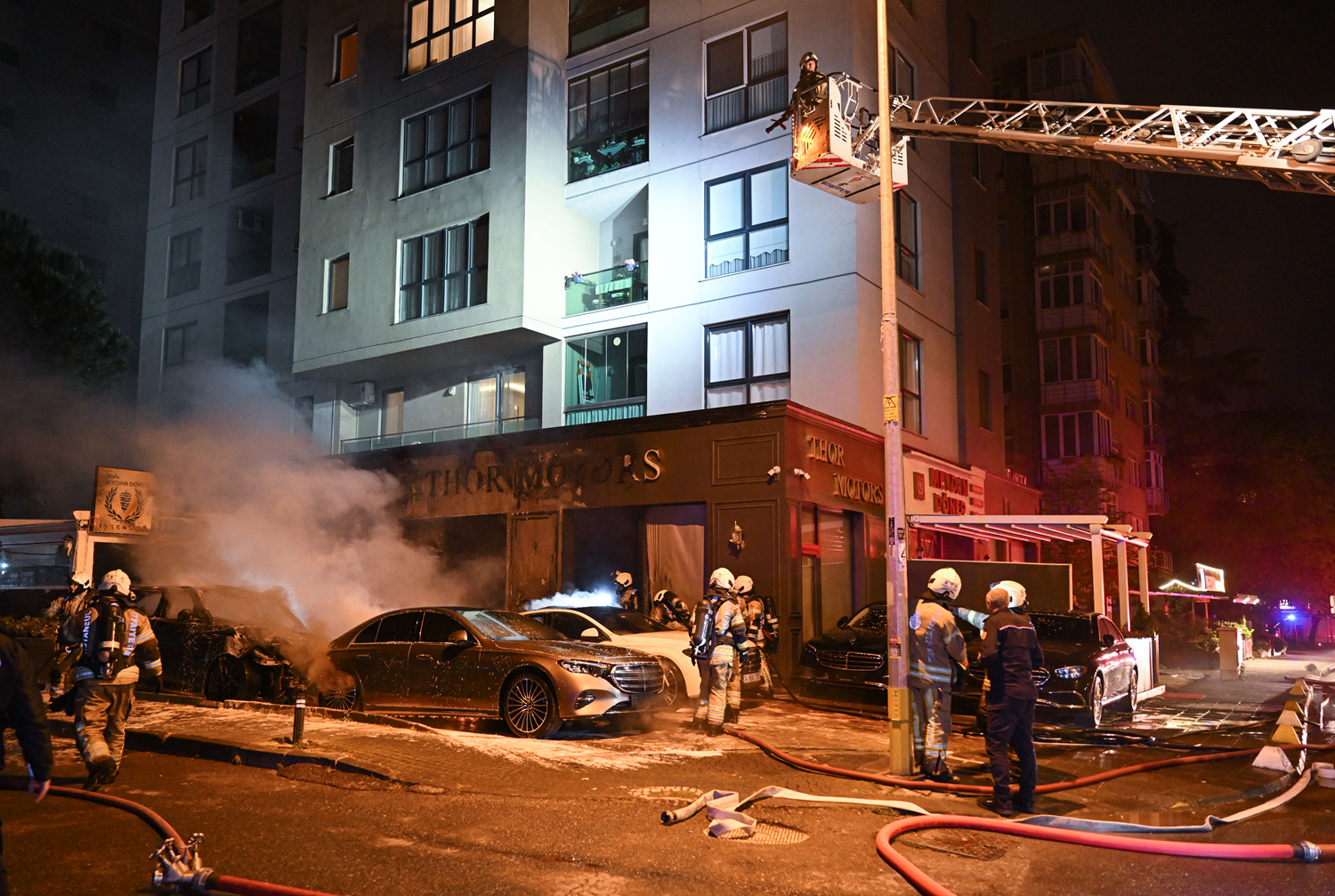 Kadıköy'de oto galeride yangın faciası