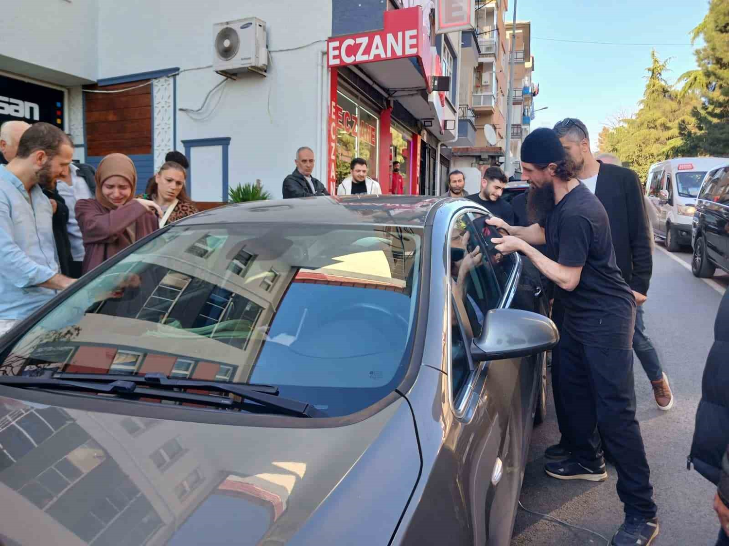 Korku dolu yarım saat! 3 aylık bebek araçta mahsur kaldı