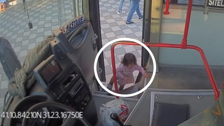 Otobüs şoförü neye uğradığını şaşırdı! Bebek firarda Türkiye'de gerçek oldu