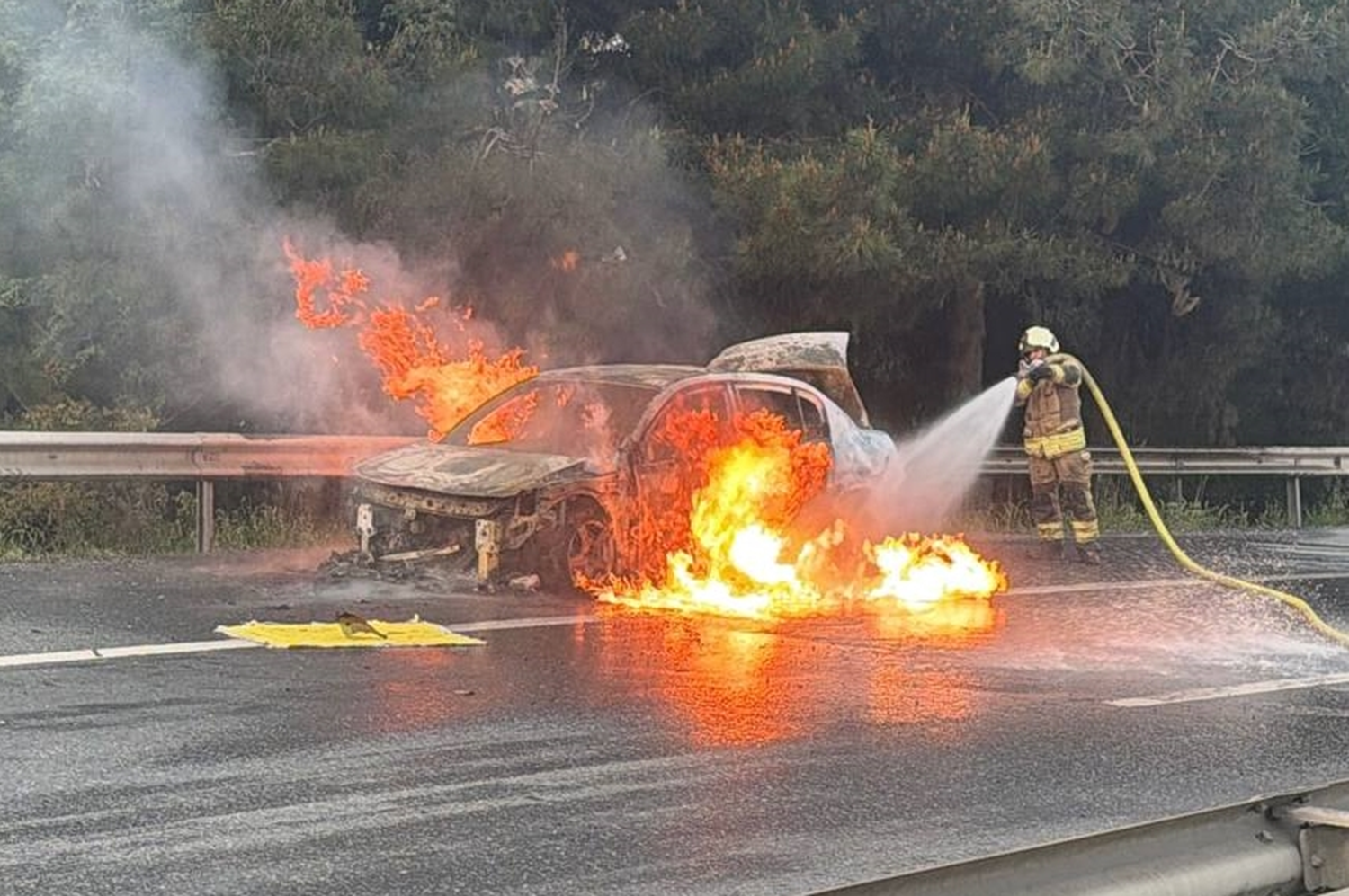 Esenyurt'ta seyir halindeki otomobil alev aldı... Bahçeşehir istikameti felç oldu