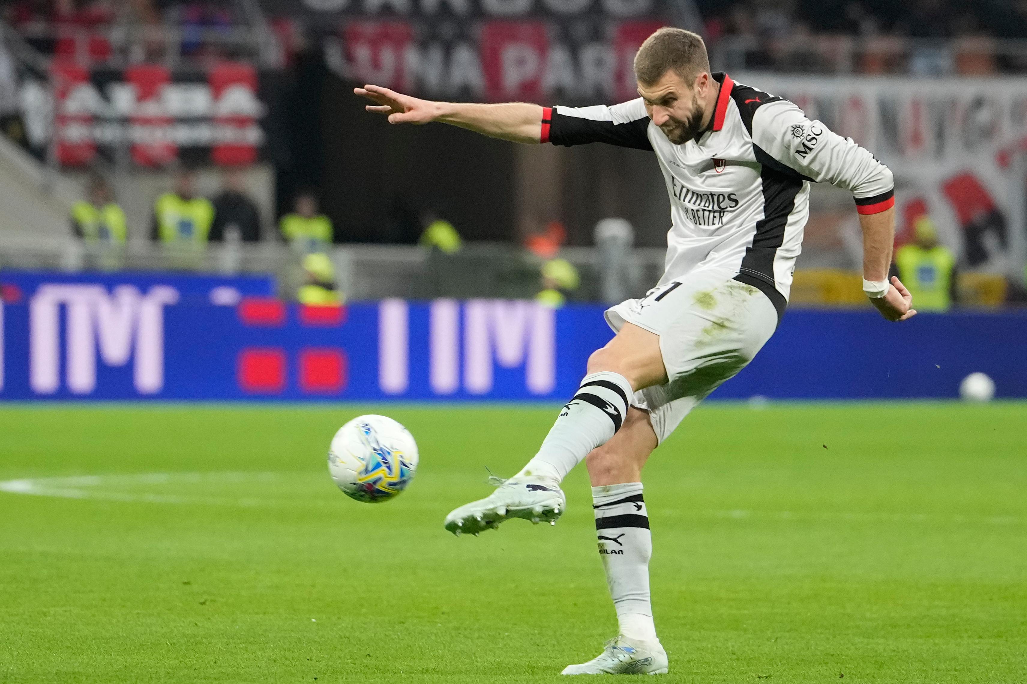 Galatasaray ve Fenerbahçe ilgilenmişti... Pavlovic - Milan hattında sıcak gelişme!