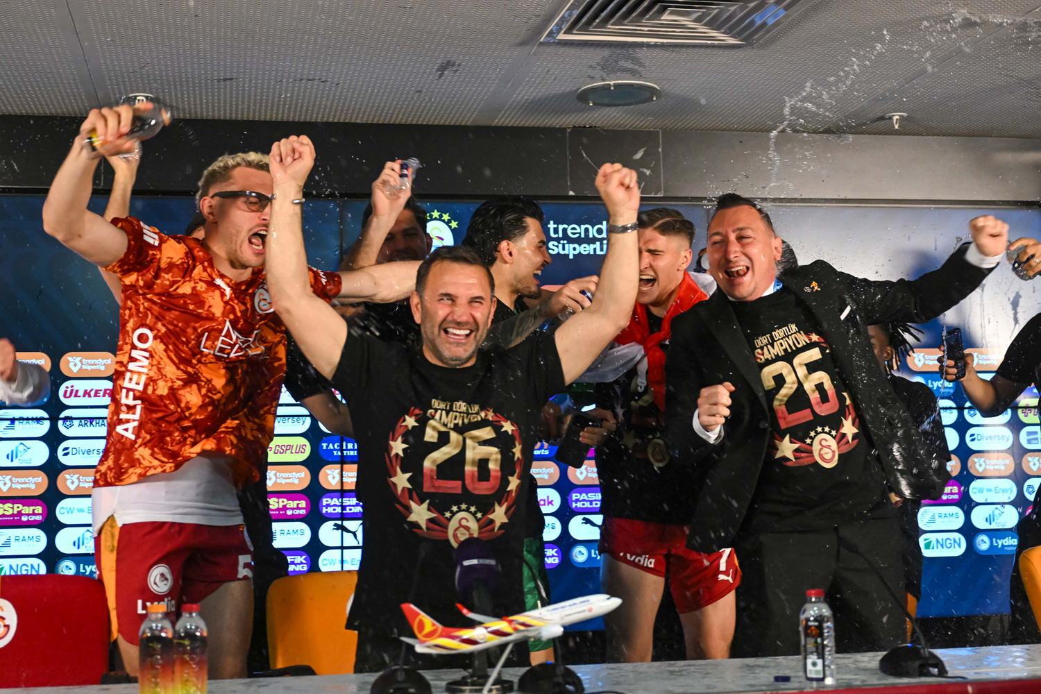 Galatasaraylı futbolculardan sulu kutlama!