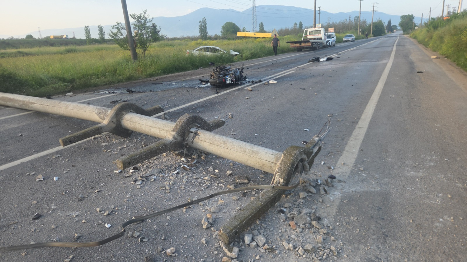 Kontrolden çıktı, elektrik direğine çarptı: Tarlaya savrulan araçta yaralılar var