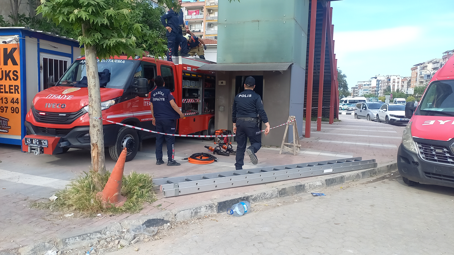 Manisa'da yaya üst geçidinde asansör faciası: Genç adam hayatını kaybetti