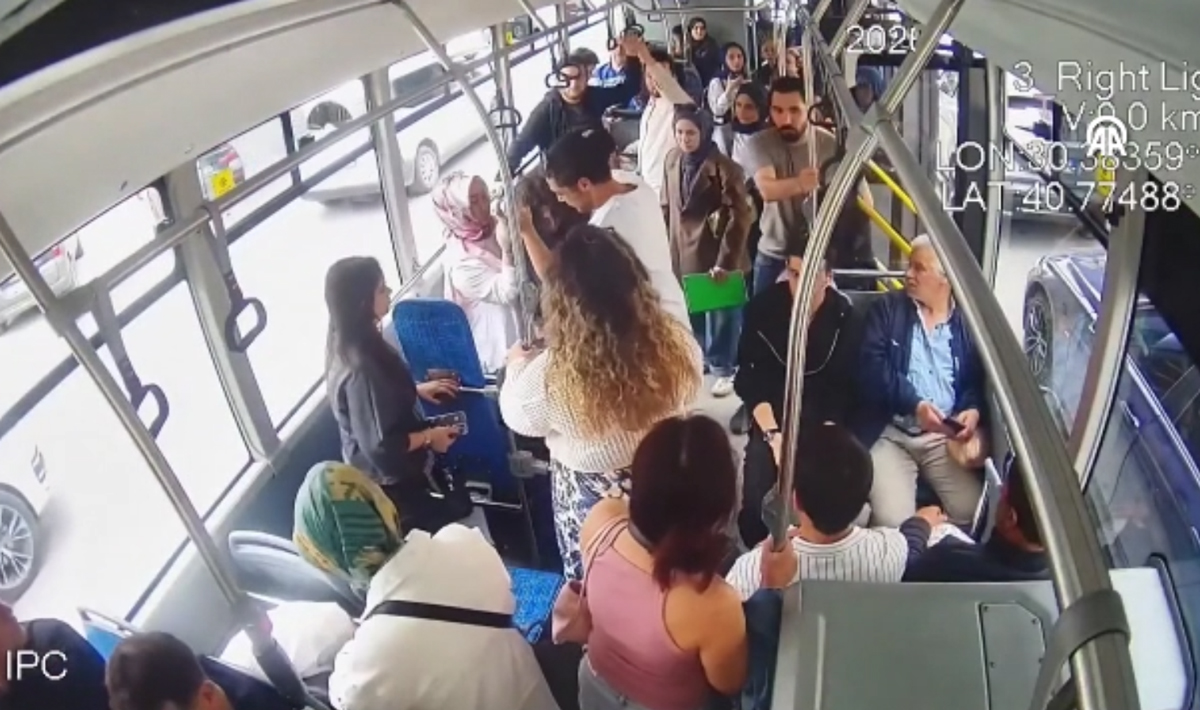 Rahatsızlanan yolcunun belediye otobüsüyle hastaneye yetiştirildiği anlar kamerada