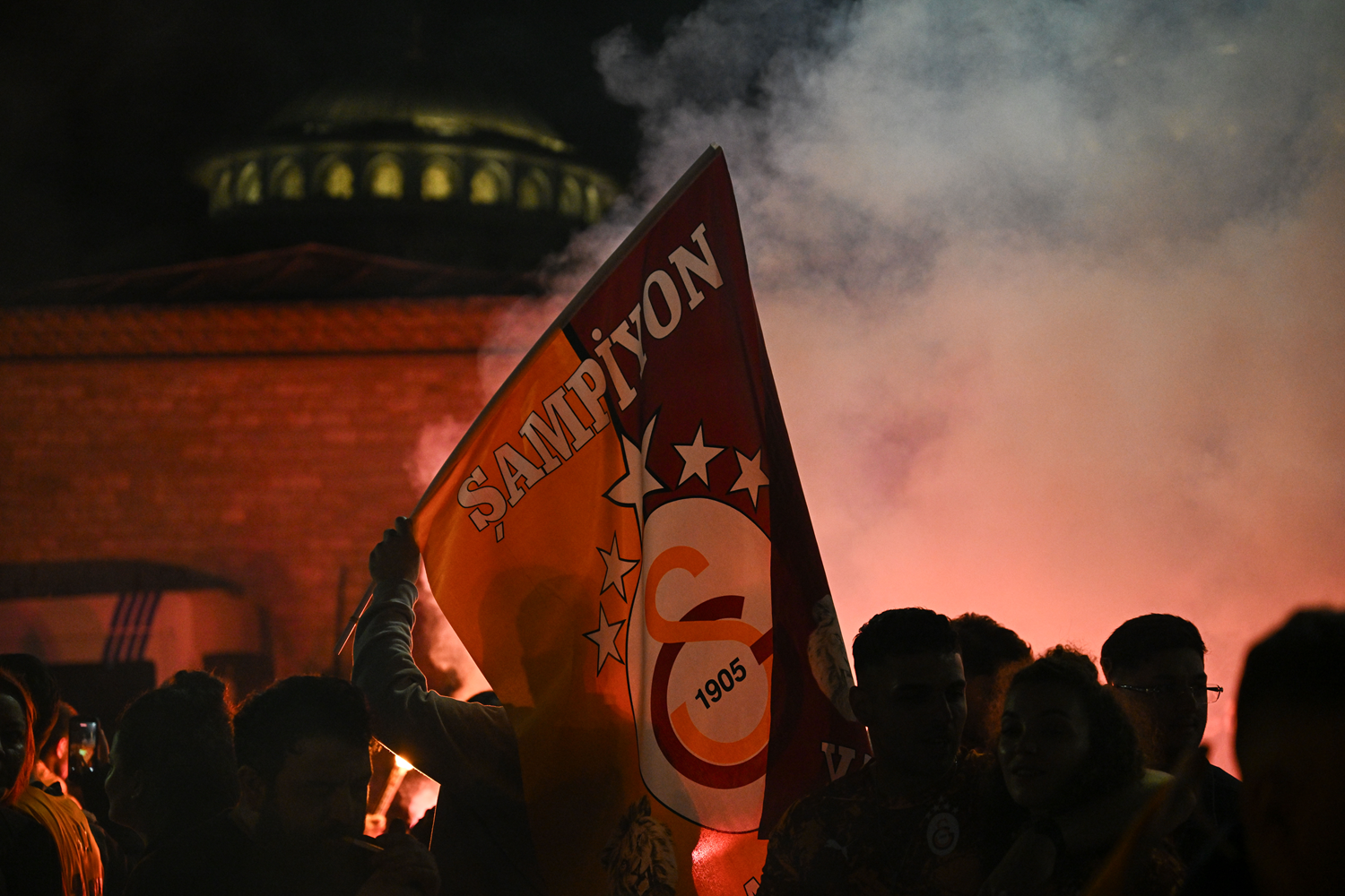 Taksim'de Galatasaray'ın şampiyonluk kutlamasında çıkan kavgada 1 kişi yaralandı