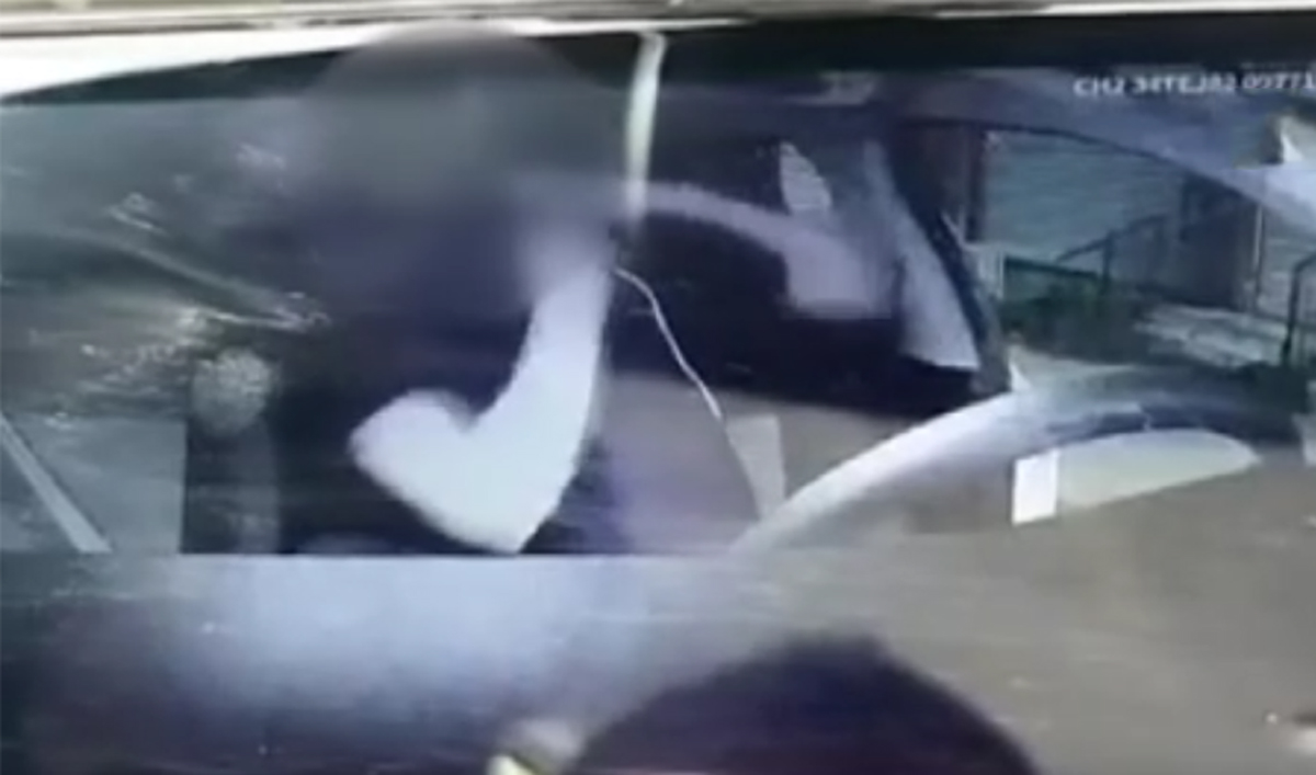 Taksicinin boynuna ip geçirip darbettiler! Dehşet anları kamerada