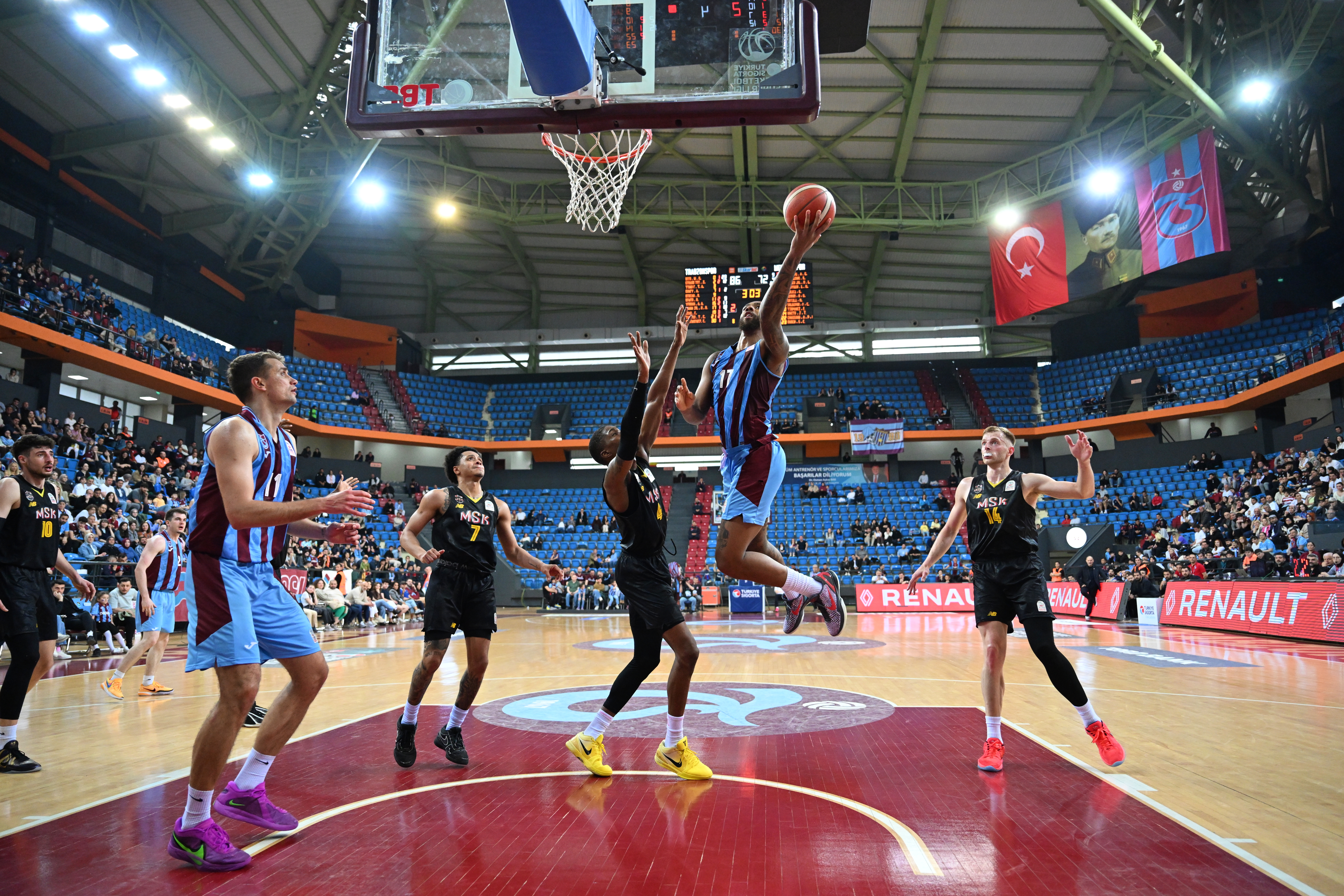 Trabzonspor, sahasında Mersin Spor'u mağlup etti