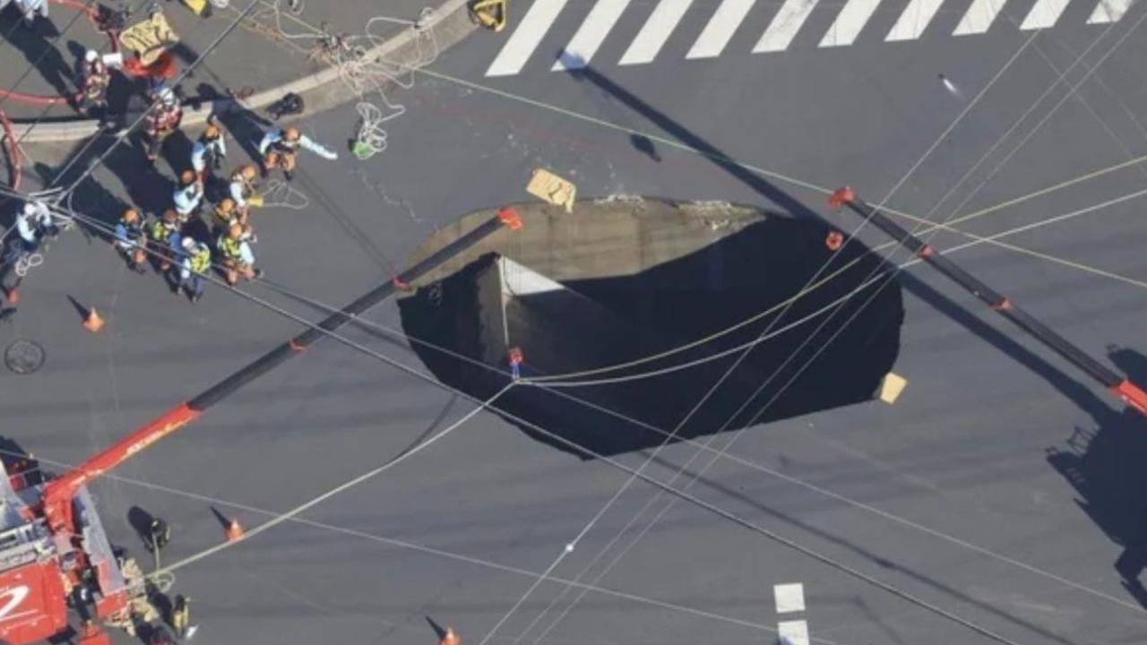 Japonya'da yol çöktü, devasa bir çukur oluştu
