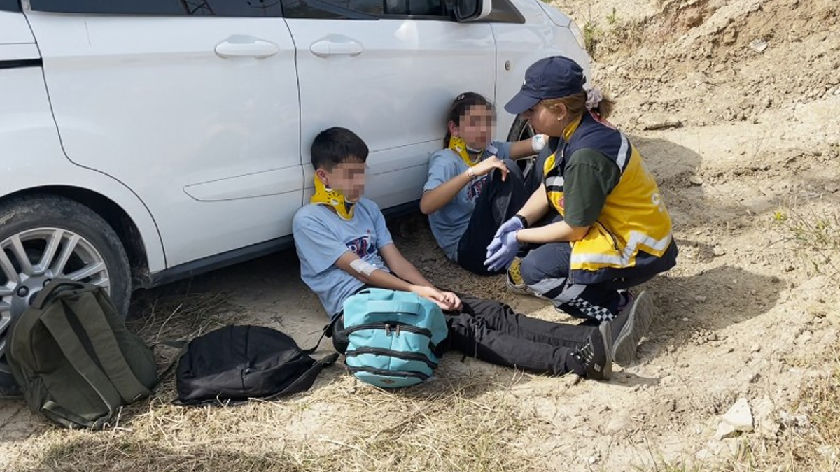 Kedileri korkutayım derken şarampole devrildi: Çok sayıda öğrenci yaralı