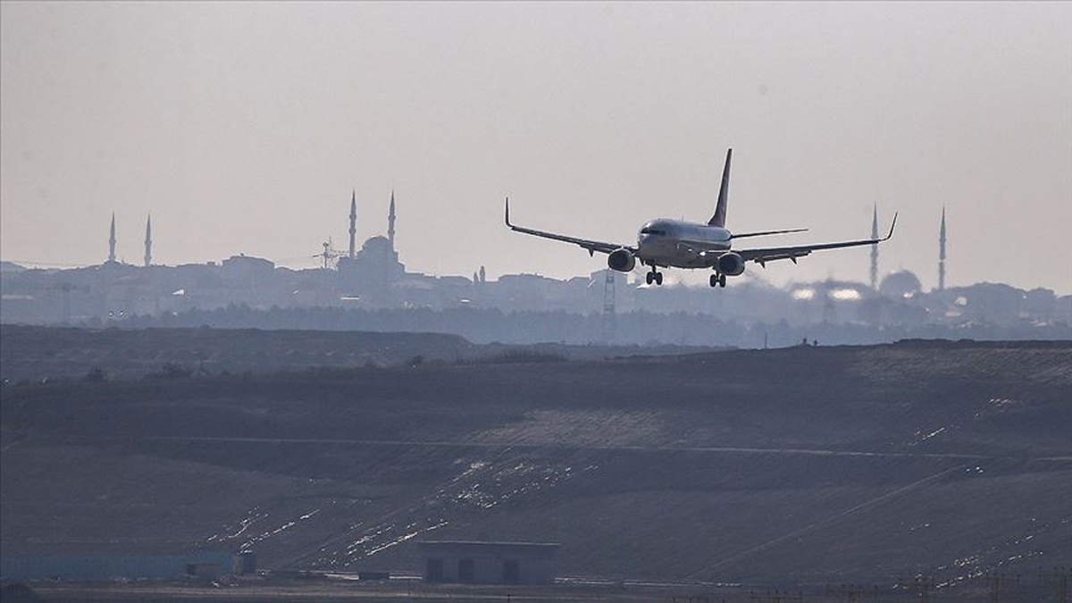 THY uçağındaki yolcular iniş takımlarında görülen duman nedeniyle tahliye edildi