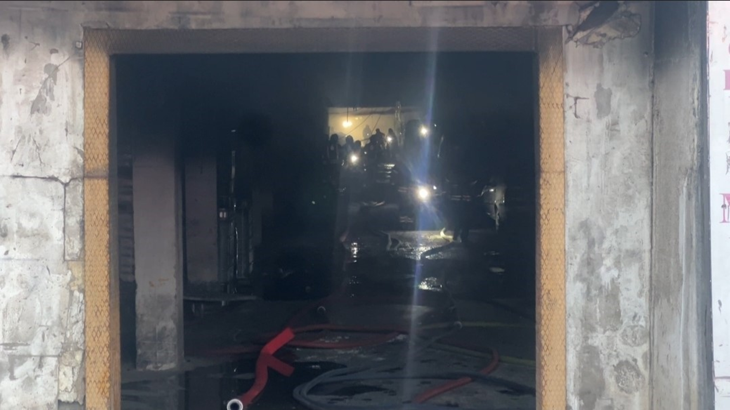 Başakşehir Eskoop'da yangın: 8 saatte söndürüldü