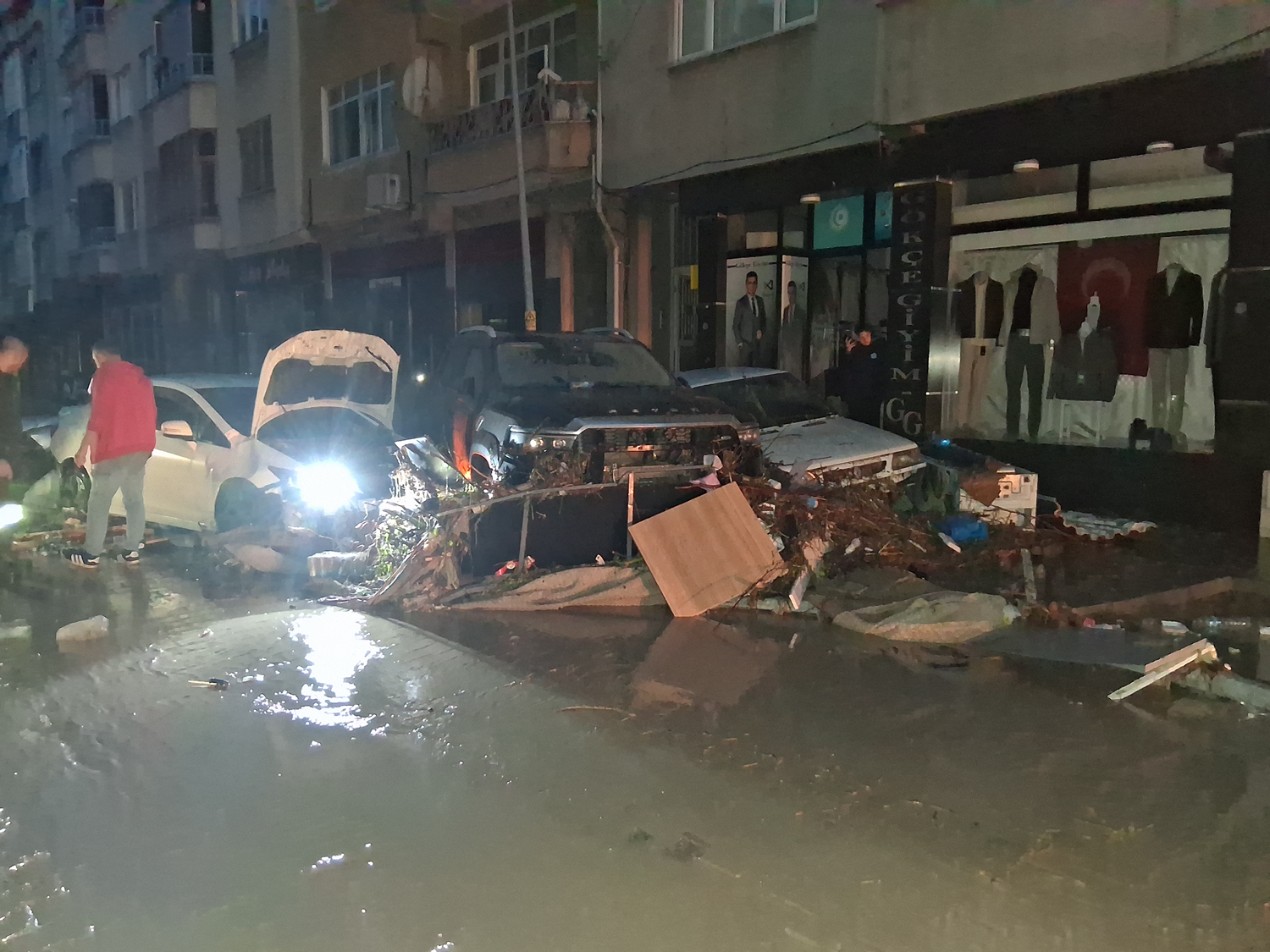Samsun'da şiddetli sağanak sele dönüştü! 12 kişi hastaneye kaldırıldı