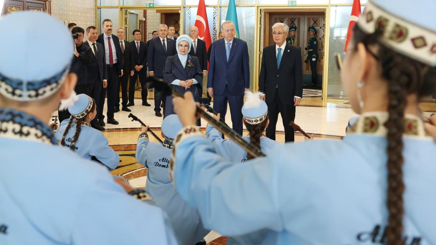 Kazakistan'da renkli görüntüler! Cumhurbaşkanı Erdoğan'a Dombra sürprizi