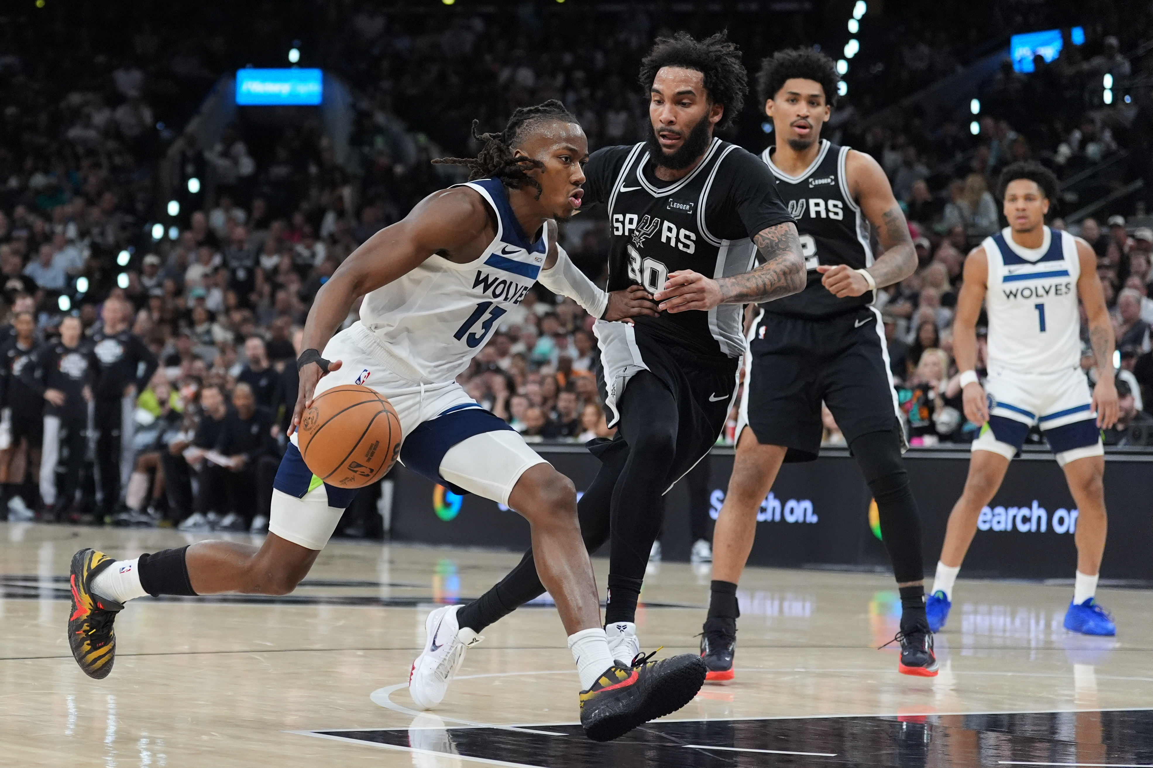 San Antonio Spurs seride öne geçti