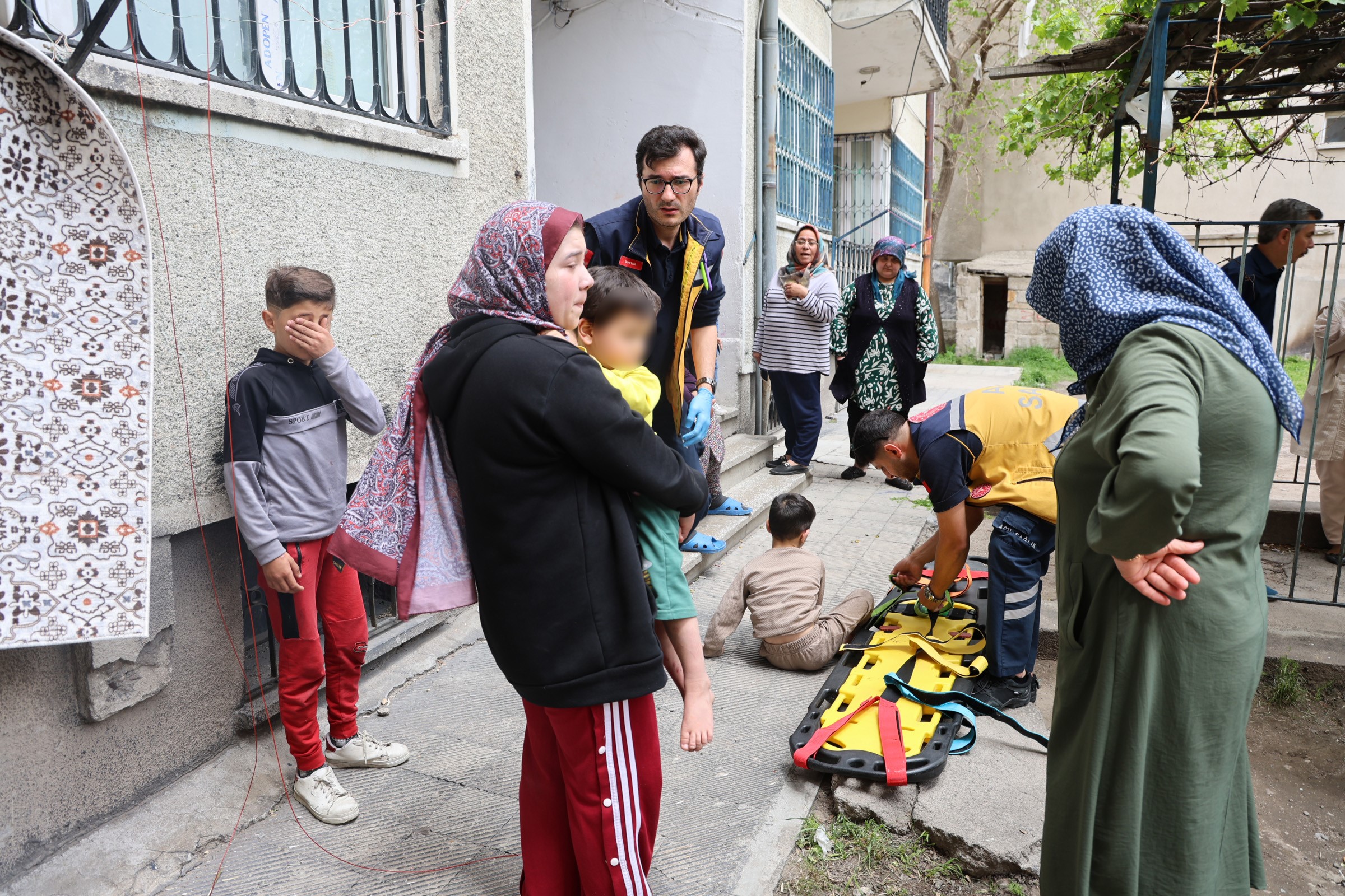 Az kalsın canlarından oluyorlardı! Aşağı düşen kardeşine bakarken kendisi de düştü