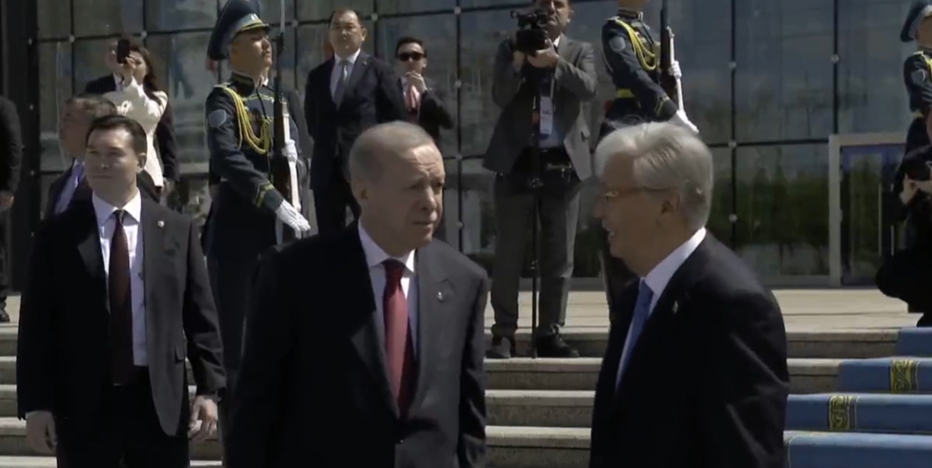 #CANLI Cumhurbaşkanı Erdoğan Kazakistan'da resmi törenle karşılanıyor