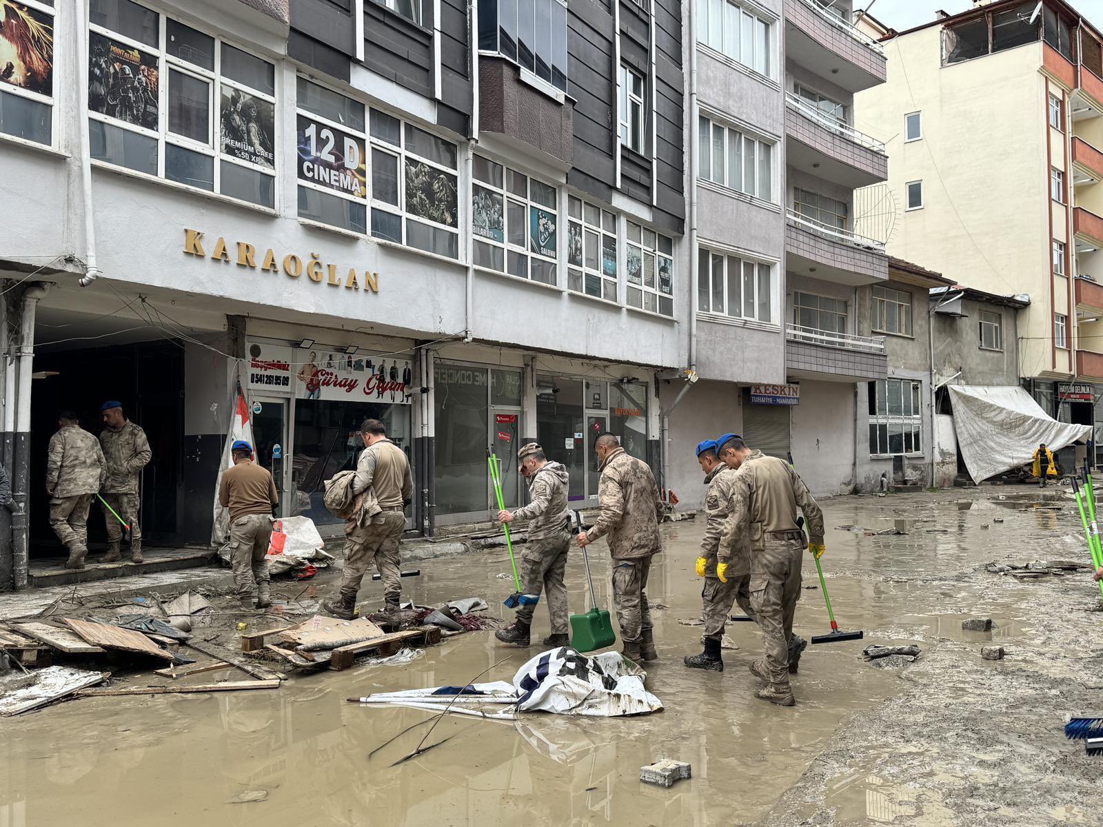 Devlet tüm imkanlarıyla sahada! Selin yaraları sarılıyor
