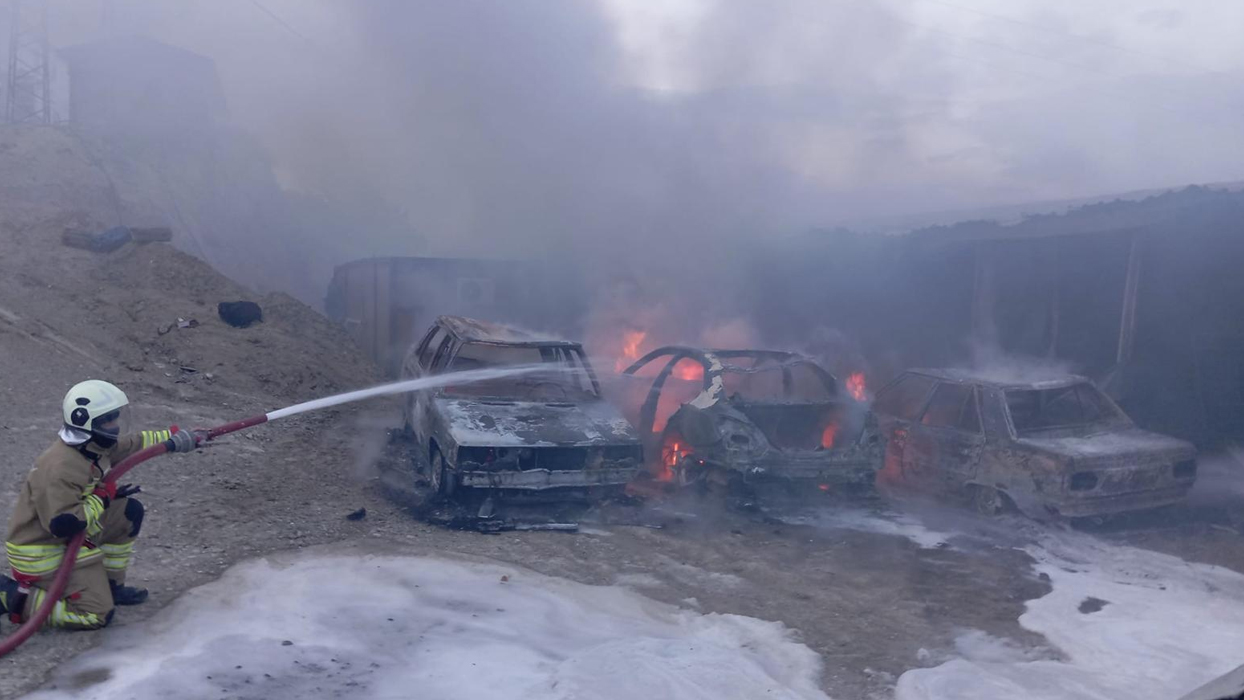 Hatay'da şantiye yangını! Araçlar alevlere teslim oldu